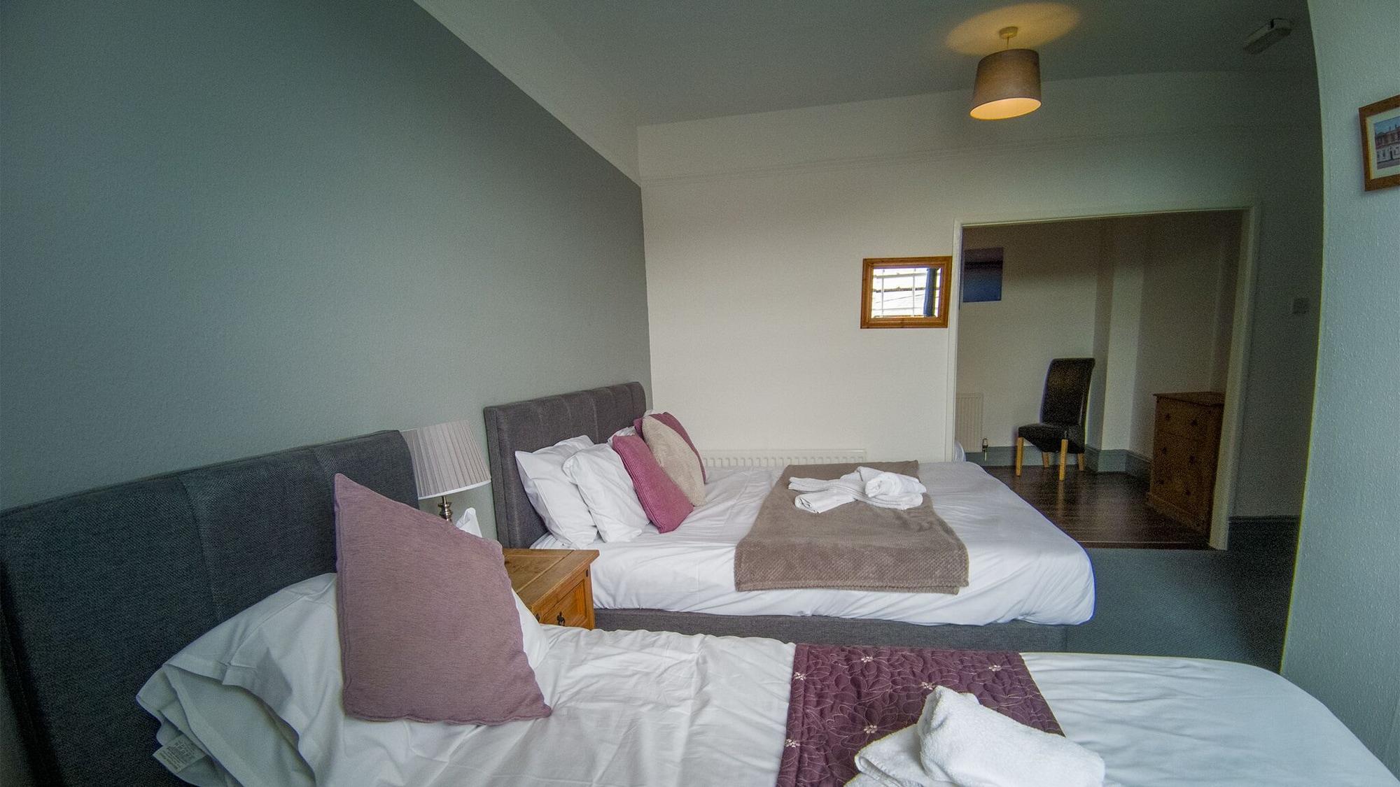 Stonehenge Inn & Shepherd'S Huts Bulford Bagian luar foto