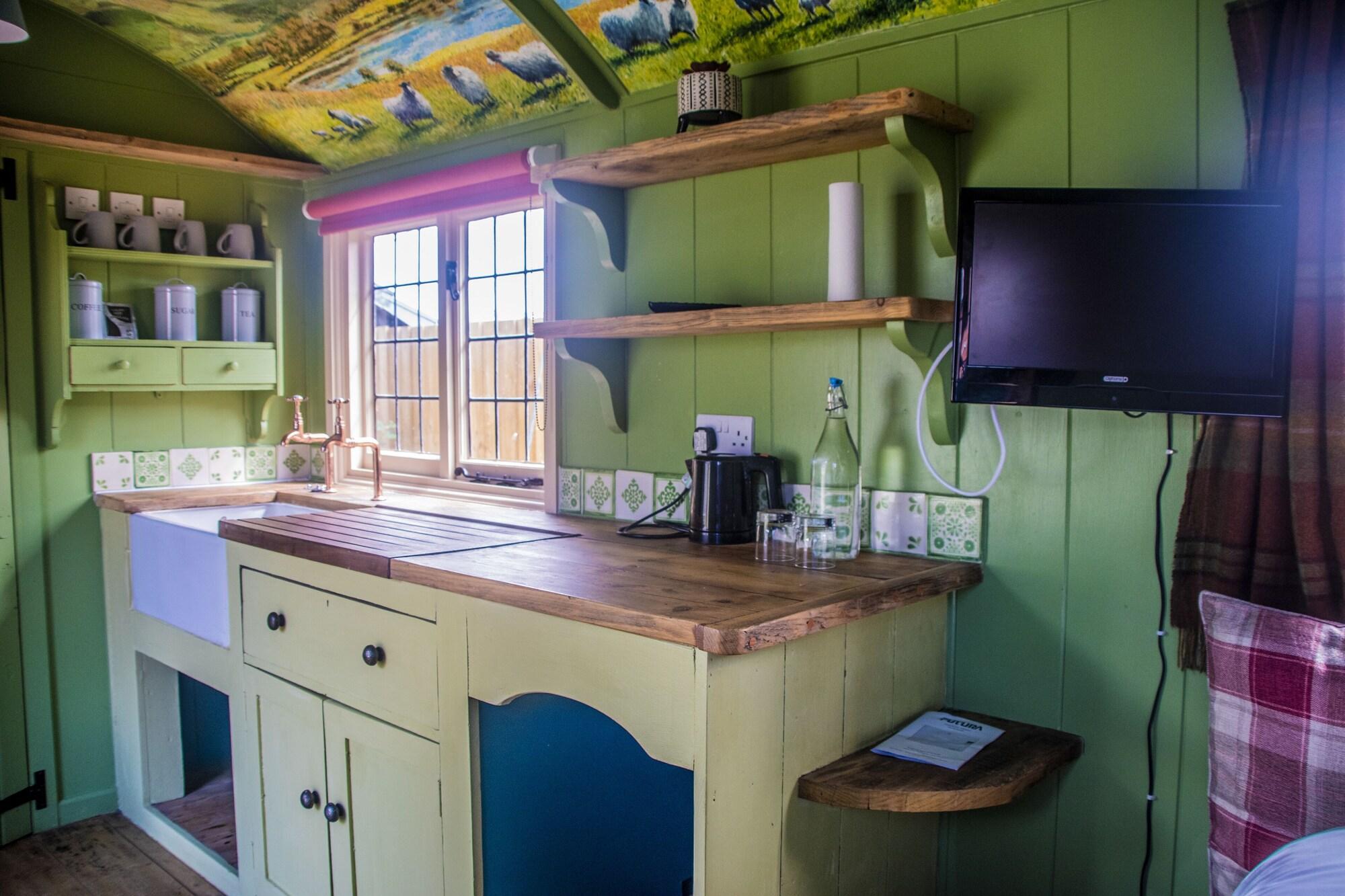 Stonehenge Inn & Shepherd'S Huts Bulford Bagian luar foto