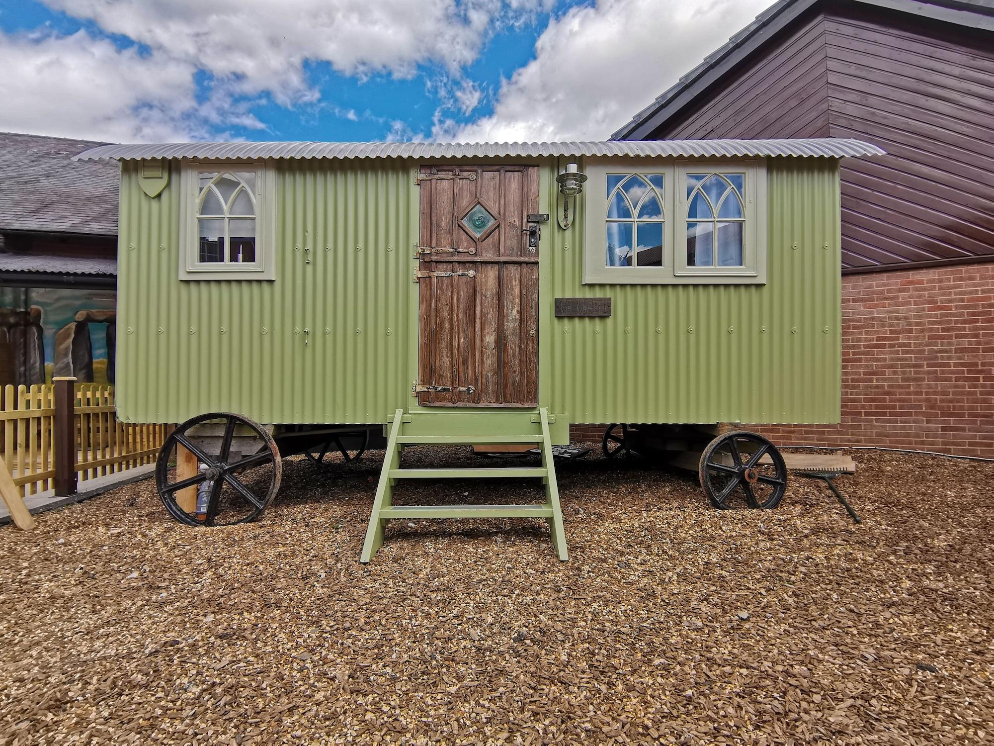 Stonehenge Inn & Shepherd'S Huts Bulford Bagian luar foto