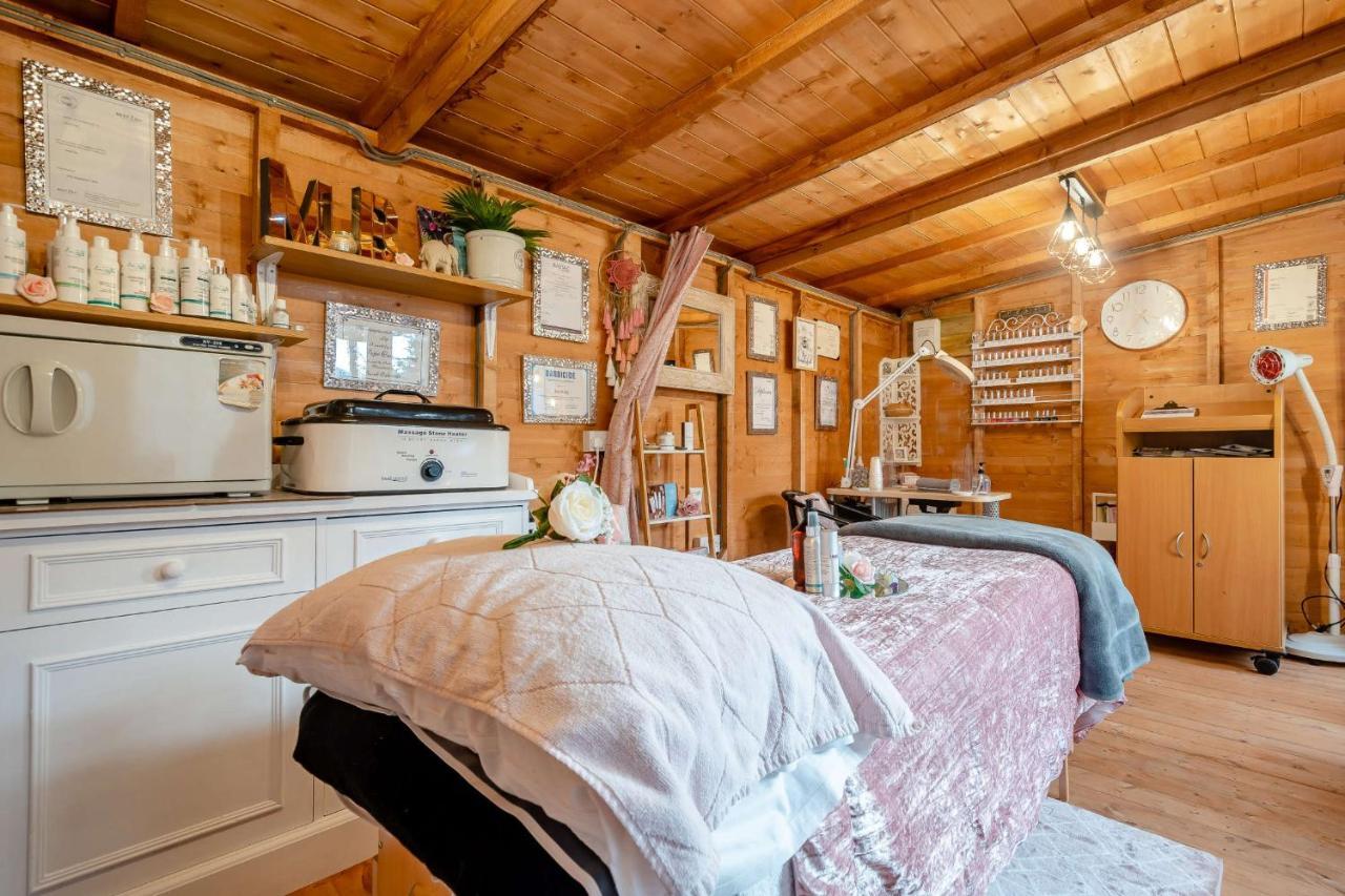 Stonehenge Inn & Shepherd'S Huts Bulford Bagian luar foto