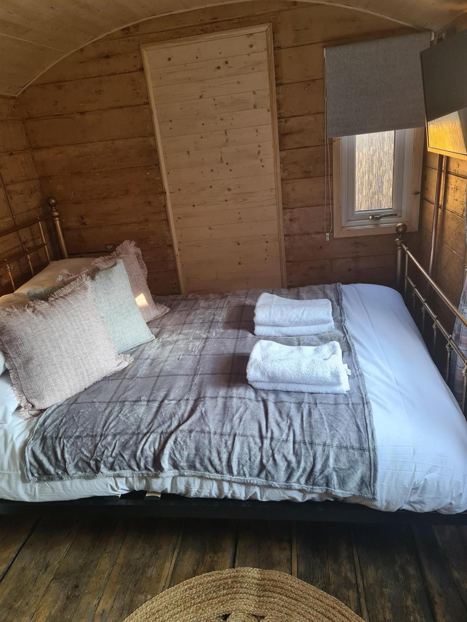 Stonehenge Inn & Shepherd'S Huts Bulford Ruang foto