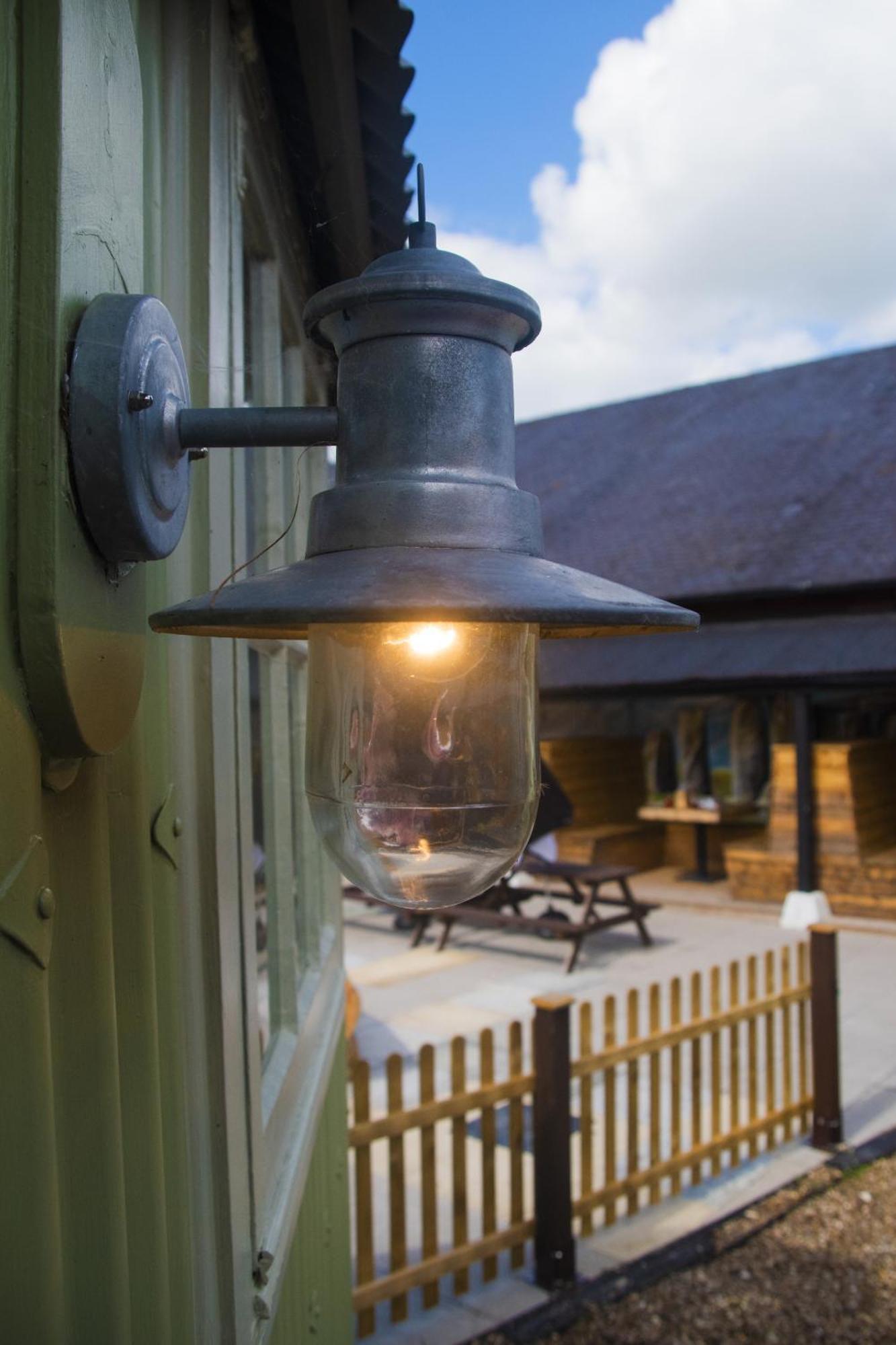 Stonehenge Inn & Shepherd'S Huts Bulford Ruang foto