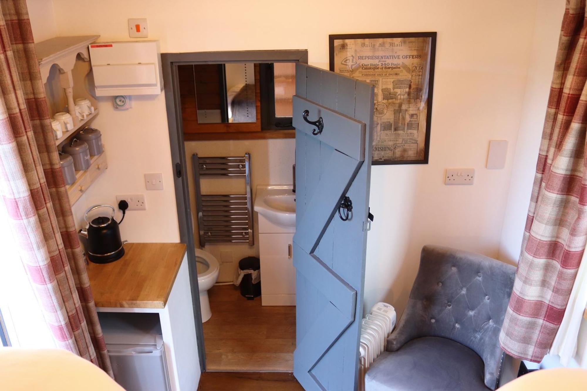 Stonehenge Inn & Shepherd'S Huts Bulford Ruang foto