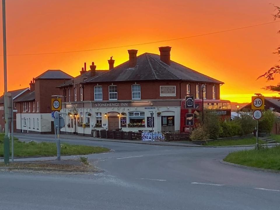 Stonehenge Inn & Shepherd'S Huts Bulford Bagian luar foto