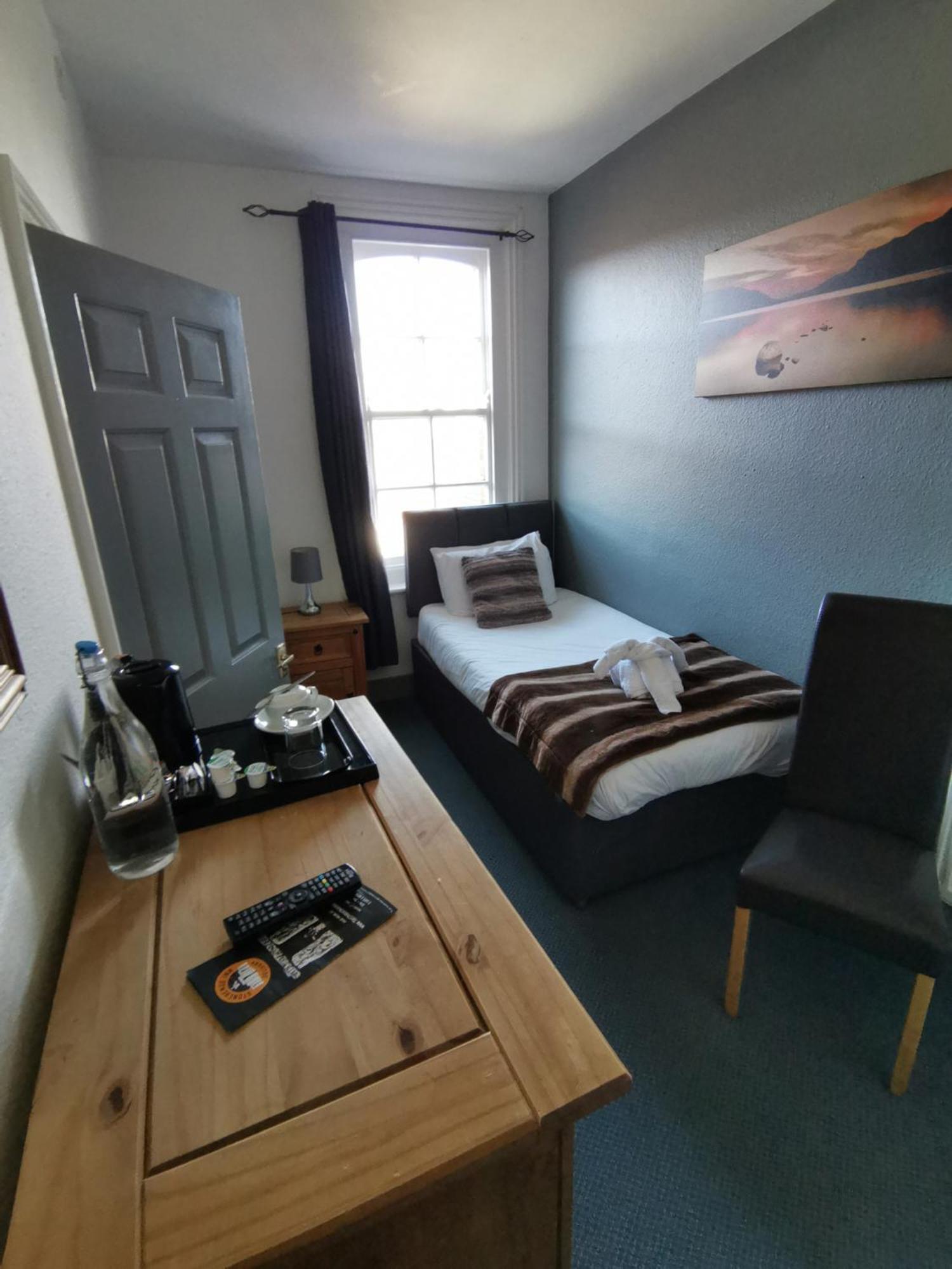 Stonehenge Inn & Shepherd'S Huts Bulford Ruang foto