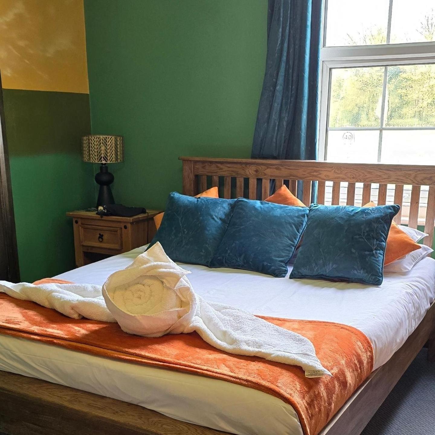 Stonehenge Inn & Shepherd'S Huts Bulford Bagian luar foto